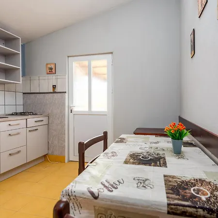 Cozy In Pag With Wifi Appartamento